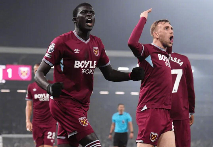 沙巴体育官方网站-西汉姆胜富勒姆后球迷高歌挑衅热刺|西汉姆联|水晶宫|托特纳姆热刺|诺丁汉森林|图多尔_新浪体育_新浪新闻