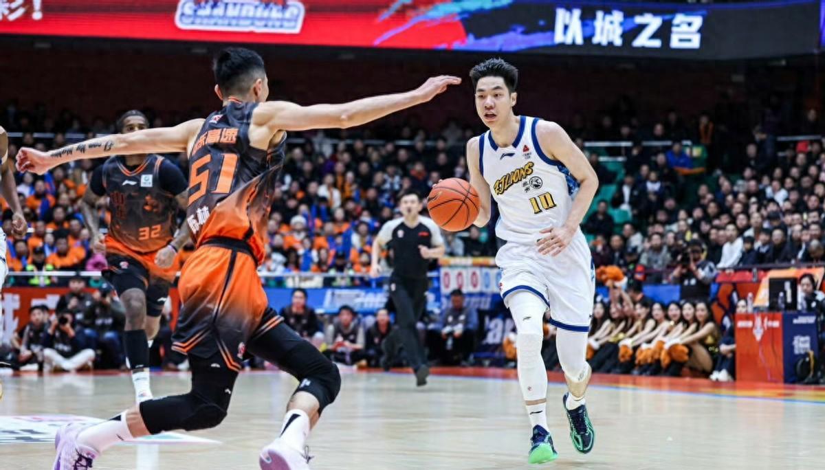 沙巴体育-胡金秋31+8+6打爆青岛内线！孙铭徽12+7甘当绿叶 拒绝让出联赛第1