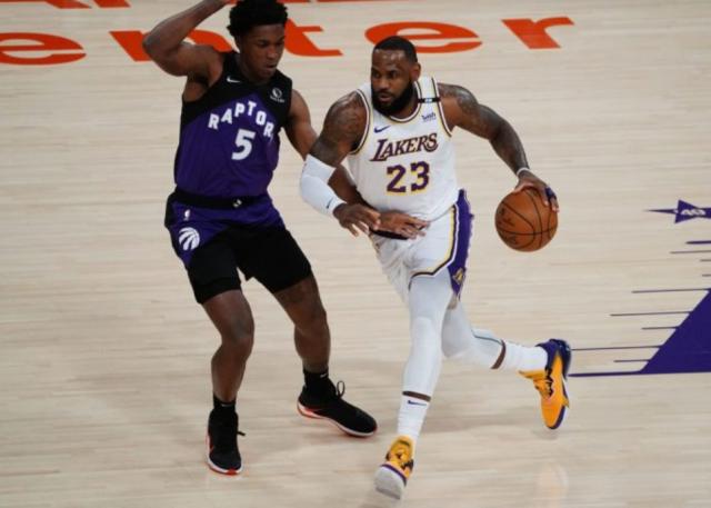 沙巴电竞-詹皇:没觉得过早复出 制定附加赛的人应该被解雇